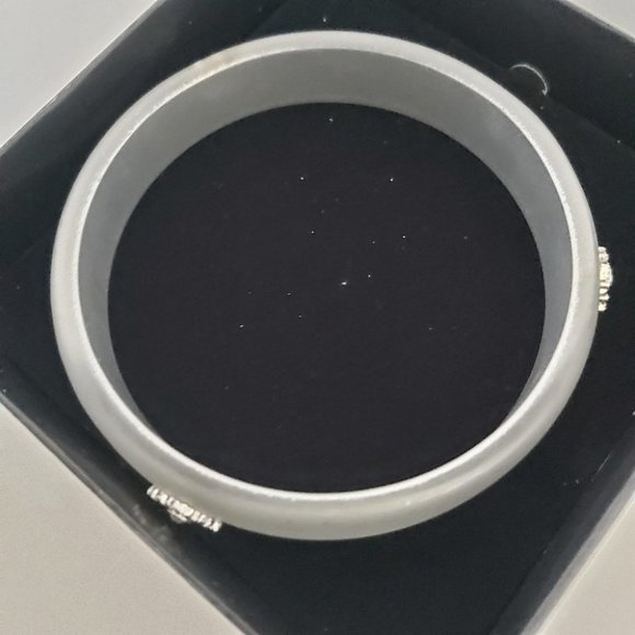 AVON | Frosted Embellished Bangle Bracelet Sivertone - Picture 3 of 5